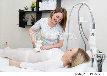 The master in the beauty salon makes an LPG massag The master in the beauty salon makes an LPG massag 39380787