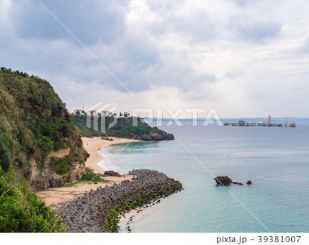 沖縄・伊計島大迫ビーチの奇岩と珊瑚礁の絶景 39381007