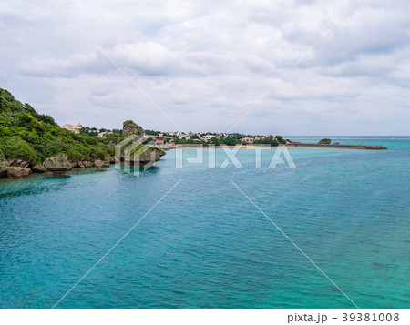 沖縄・伊計大橋と伊計島のエメラルドグリーンの海 39381008