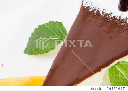 Delicious cheesecake with mint. Delicious cheesecake with mint. 39381447