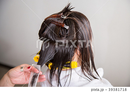 美容室でパーマをかけるの写真素材