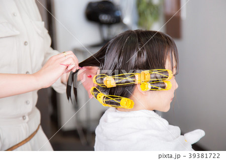 美容室でパーマをかける 美容室でパーマをかける 39381722