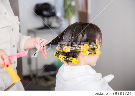美容室でパーマをかける 美容室でパーマをかける 39381724