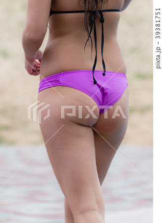 Pop girls in a swimsuit on the beach Pop girls in a swimsuit on the beach 39381751