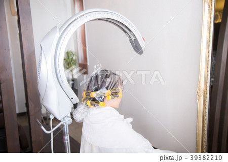 美容室でパーマをあてる 39382210