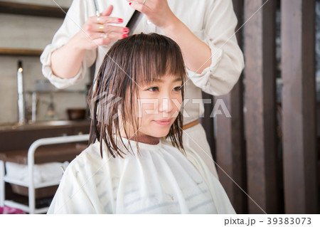 髪を切る女性 髪を切る女性 39383073