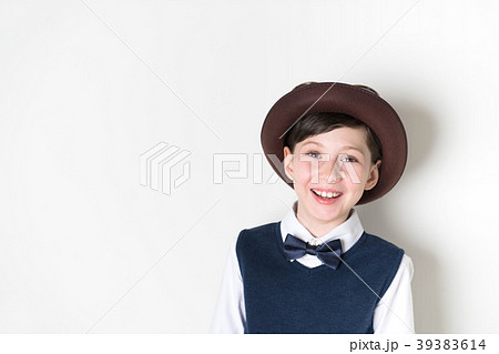 帽子をかぶった少年 39383614