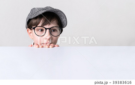 テーブルを覗き込む少年 テーブルを覗き込む少年 39383616