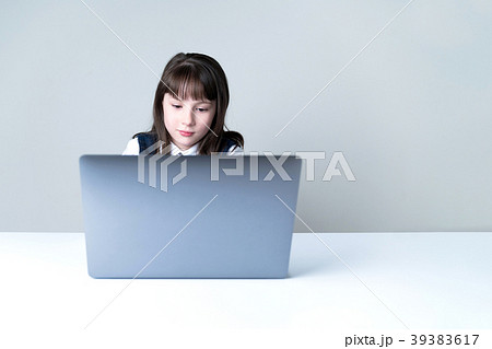 パソコンを使う少女 39383617