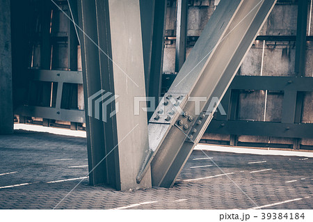 Bridge frame closeup 39384184