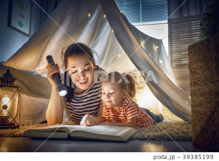 Mom and child reading a book Mom and child reading a book 39385199