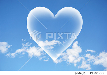 さわやかな青空とハートのメッセージカード　父の日イメージ　バレンタイン　エコ　平和　ピース 39385227