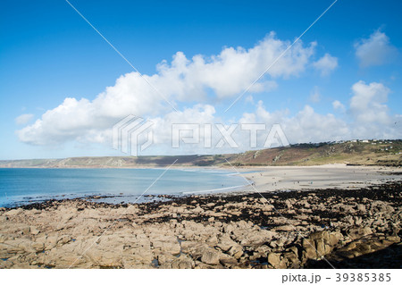 遠浅の海岸と遠くに見える丘 39385385