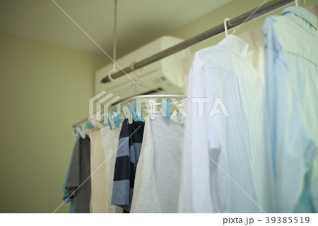 梅雨 洗濯物 室内干し エアコン Tシャツ 屋内 空調 雨天 悪天候 衣類 服 ファッション の写真素材