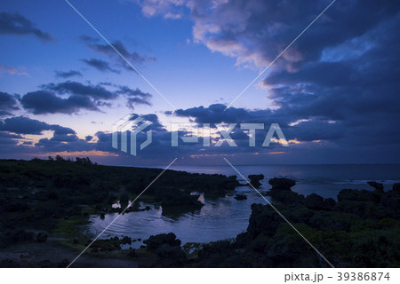 沖永良部島 ウジジ浜 奇岩 夜明け 沖永良部島 ウジジ浜 奇岩 夜明け 39386874