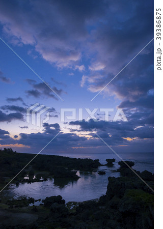 沖永良部島 ウジジ浜 奇岩 夜明け 沖永良部島 ウジジ浜 奇岩 夜明け 39386875