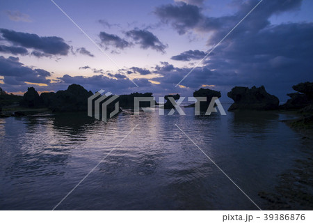 沖永良部島 ウジジ浜 奇岩 夜明け 沖永良部島 ウジジ浜 奇岩 夜明け 39386876