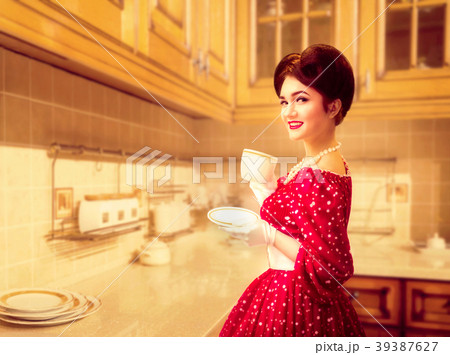 Attractive pinup girl with make-up on the kitchen 39387627