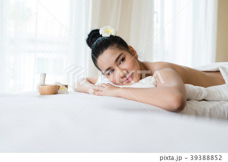 Asian woman relaxing in the spa massage Asian woman relaxing in the spa massage 39388852