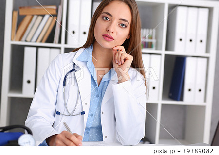 Female doctor hold hold in arm silver pen Female doctor hold hold in arm silver pen 39389082