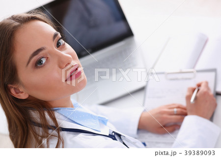 Female doctor hold hold in arm silver pen Female doctor hold hold in arm silver pen 39389093