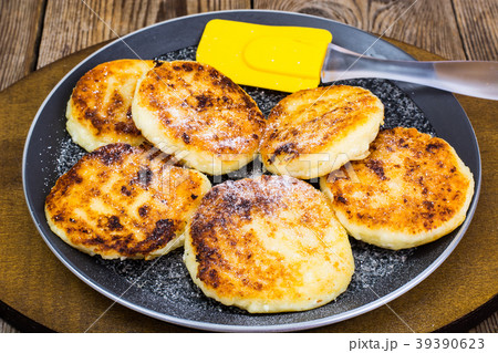 Delicious curd cheese cakes with sugar powder Delicious curd cheese cakes with sugar powder 39390623