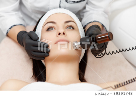 Beautiful woman enjoying rf lifting in beauty Beautiful woman enjoying rf lifting in beauty 39391748