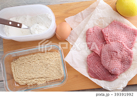 Cooking Wiener schnitzel 39391992