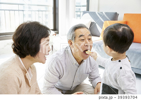 家族 ファミリー 食べさせる 39393704