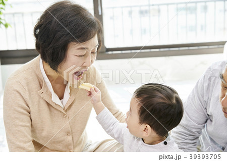 家族 ファミリー 食べさせる 39393705