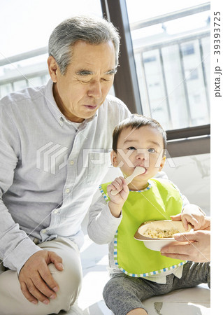家族 ファミリー 食べる 39393725