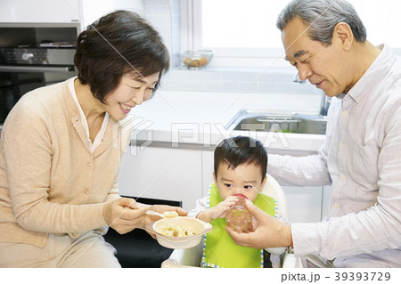 高齢者 老人 食べさせる 39393729