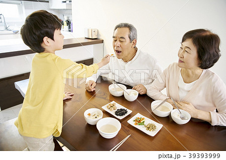 家族 ファミリー 食べさせる 39393999