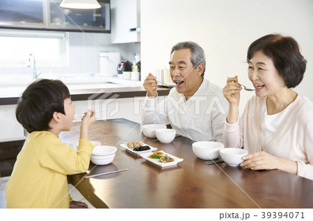 家族 ファミリー 食べる 39394071