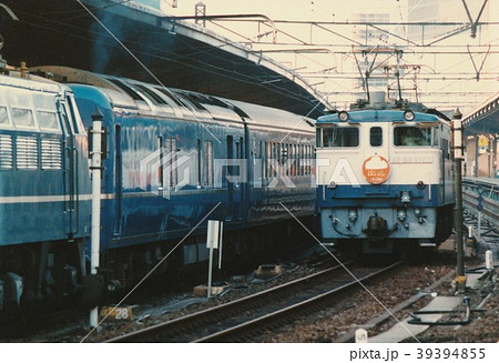 国鉄 東京駅 EF65型電気機関車 寝台特急出雲 の写真素材 [39394855 