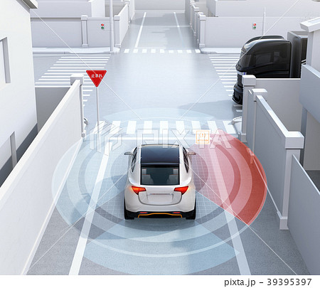 「止まれ」標識の前一時停止するSUVの前にトラックが通過する。コネクテッドカーコンセプト 39395397