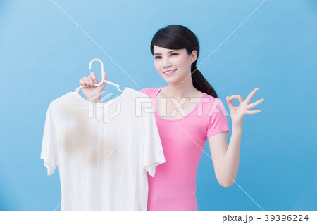 woman show ok to you with dirty shirt  39396224