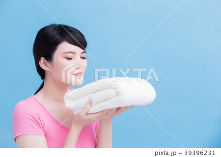 woman with clean towels woman with clean towels 39396231