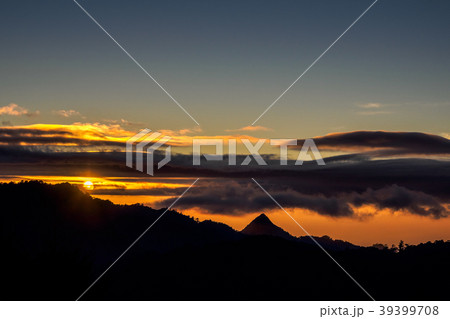 Sunset of Yuanzui Mountain from the Dasyueshan Vis 39399708