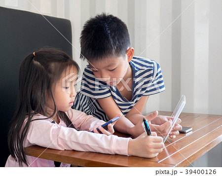 Asia pretty little girl and handsome boy play 39400126