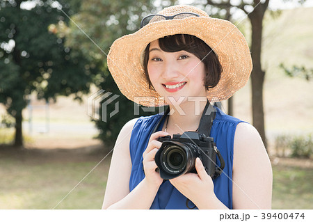 避暑地のカメラ女子 39400474