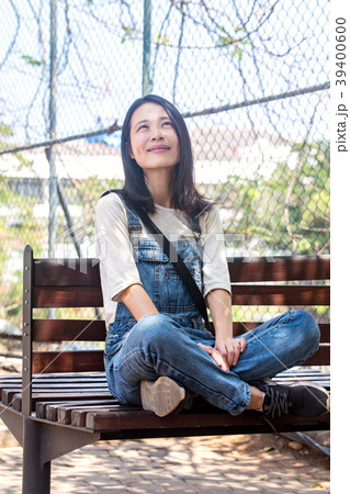 Chinese woman resting on the bench 39400600