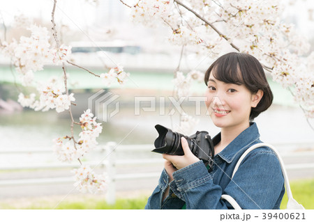 桜を撮るカメラ女子 39400621