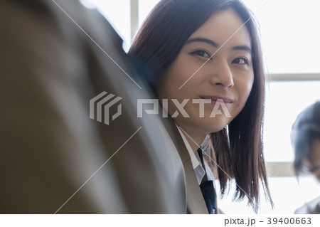 授業を受ける学生 授業を受ける学生 39400663