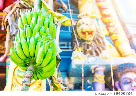 Close up green and yellow banana fruit 39400734