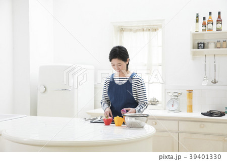 キッチンの女性 キッチンの女性 39401330