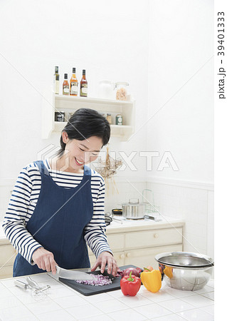 キッチンの女性 キッチンの女性 39401333