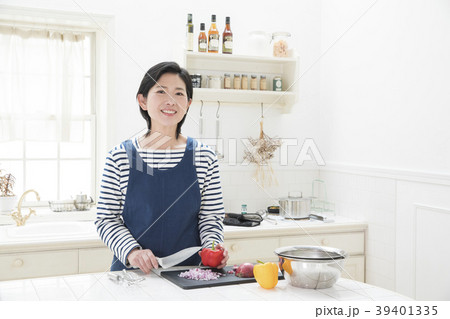 キッチンの女性 39401335