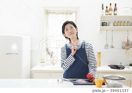 キッチンの女性 39401337