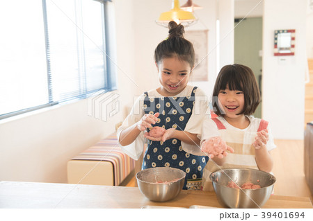 ハンバーグを作る小学生2人姉妹 39401694